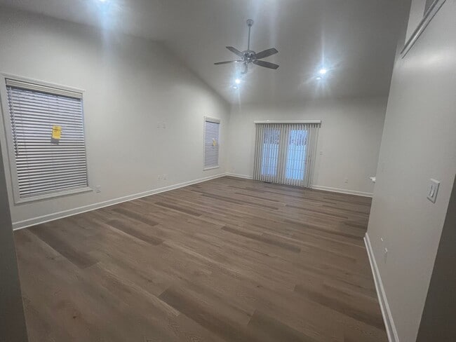 Building Photo - 2 Bedroom Duplex