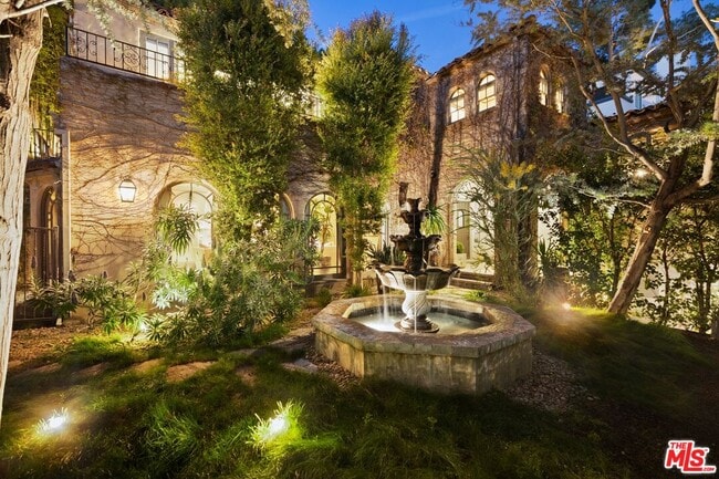 Building Photo - 3300 N Knoll Dr