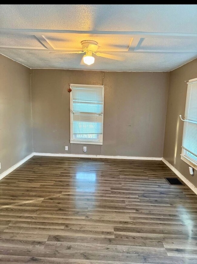 Building Photo - 2 Bedroom in Bloomfield