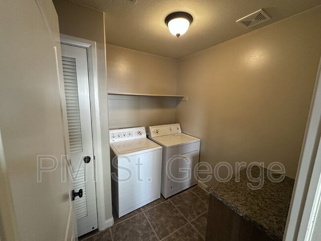 Building Photo - 340 1425 N St