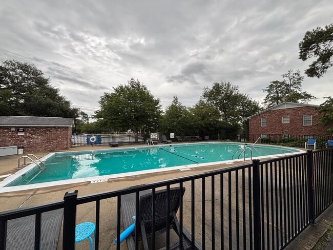Building Photo - MOVE-IN READY IN FOREST ACRES!