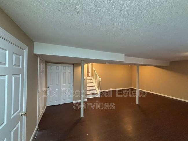 Building Photo - 3701 Greenview Dr