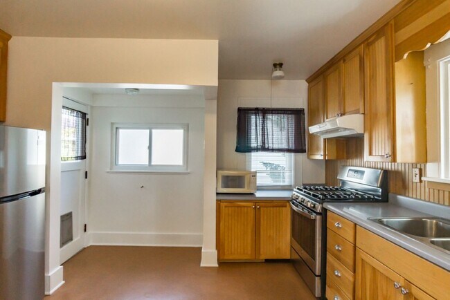 Building Photo - 2Bd/1Ba Seattle House