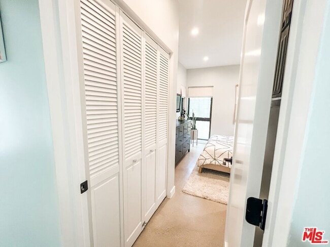 Building Photo - 3836 1/2 Seneca Avenue Unit