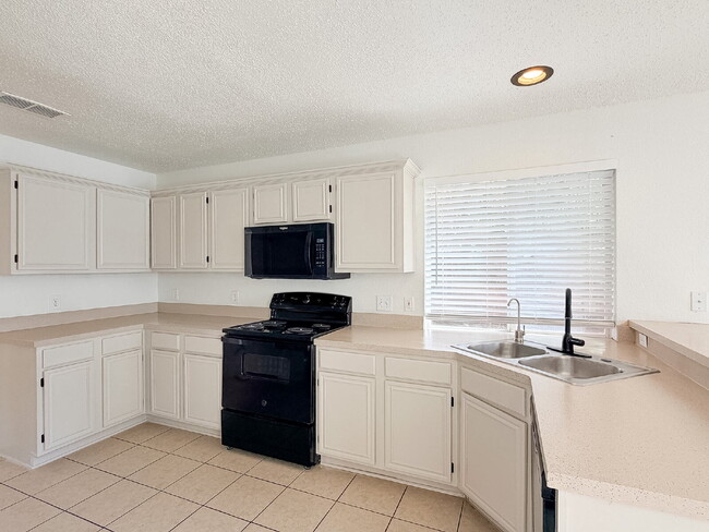 Building Photo - 4-Bedroom, 2.5-Bath, 2 Story Home in Fort Worth!