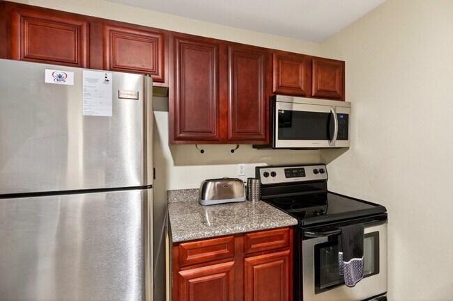 Building Photo - TDY Special! 1/1 fully furnished