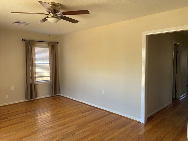 Building Photo - 121 Tuna St
