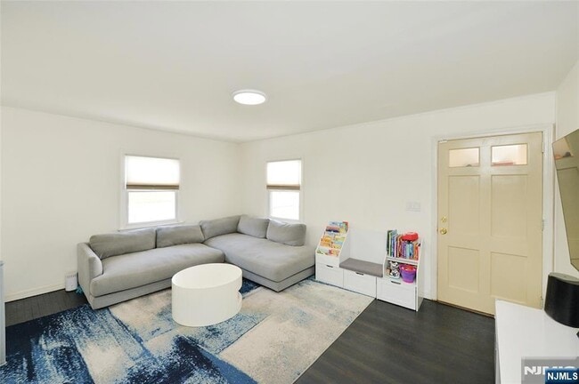 Building Photo - 483 Mt Prospect Ave