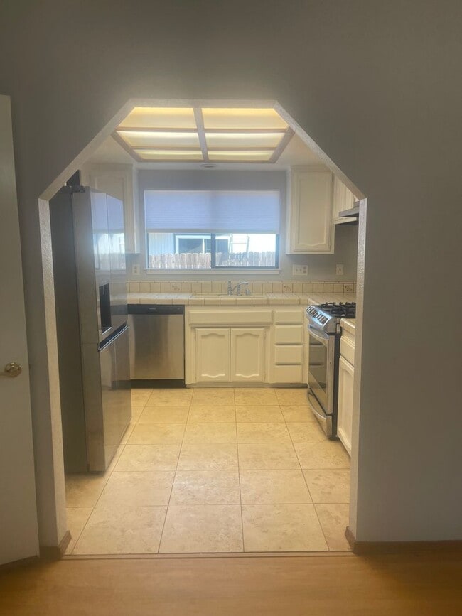 Building Photo - 651 Country Oak Dr