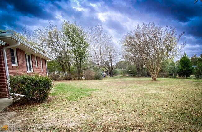 Building Photo - 381 W Candler St