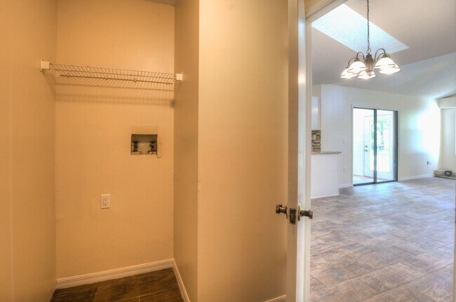 Building Photo - 179 Frontier Dr