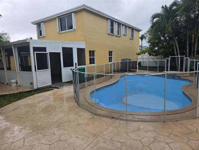 Building Photo - 7000 SW 39th Ct