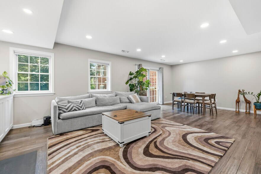 Building Photo - 4880 Chevy Chase Dr