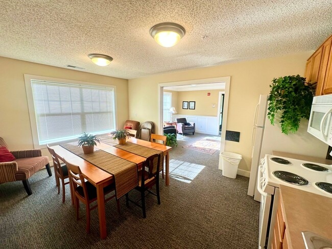 Building Photo - Modern 2-Bedroom Condo with Balcony & Heat...