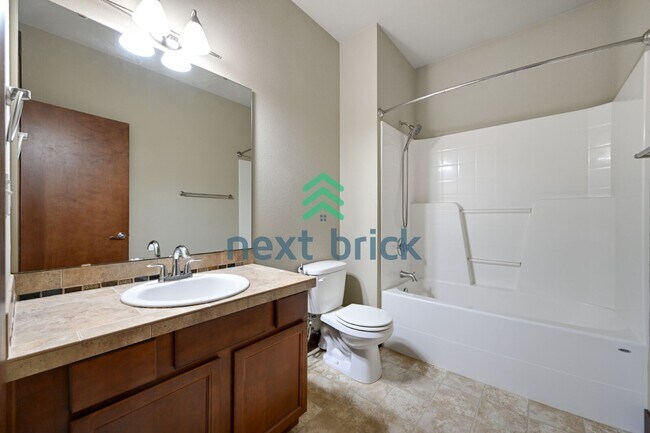 Building Photo - Charming 3-Bed, 2.5-Bath Haven with 1997 Sq Ft in Renton, WA!