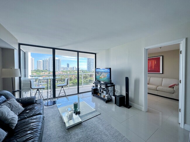 Building Photo - 3701 N Country Club Dr