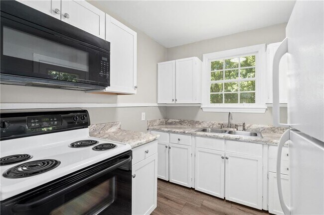 Building Photo - 5263 Border Dr S