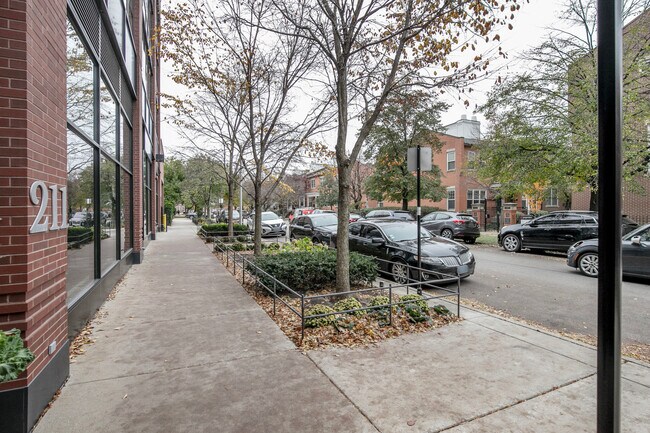 Building Photo - 211 W Scott St