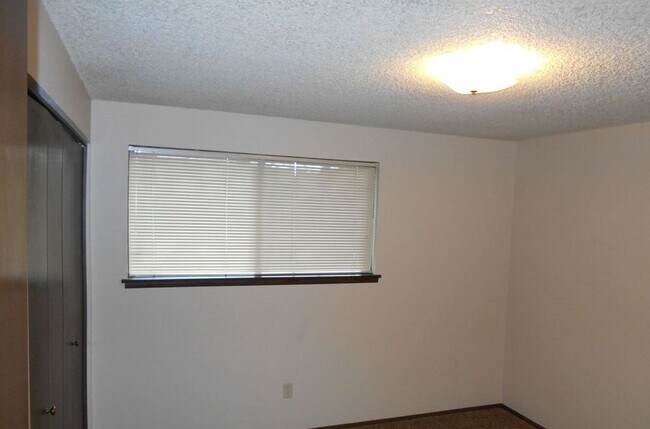 Building Photo - Charming Pet Friendly 2BR Condo with a Garage!