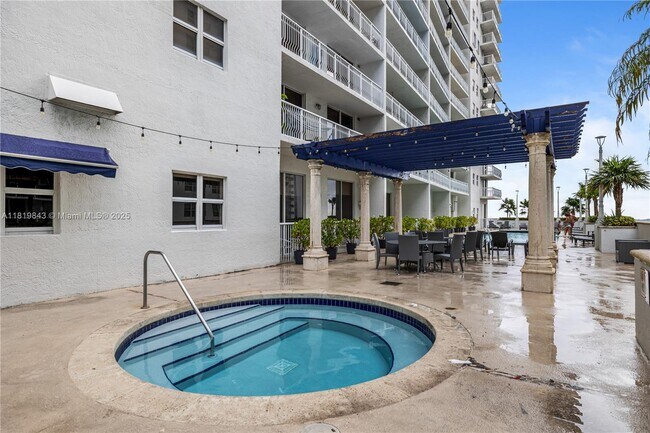 Building Photo - 1200 Brickell Bay Dr