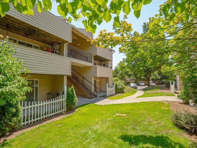 Building Photo - The ideal space to balance life, work and ...