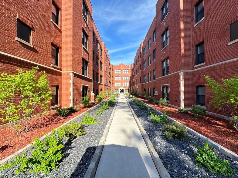 Primary Photo - 3948.5 N Janssen Ave
