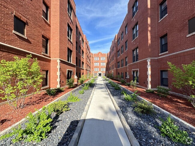 Building Photo - 3946.5 N Janssen Ave