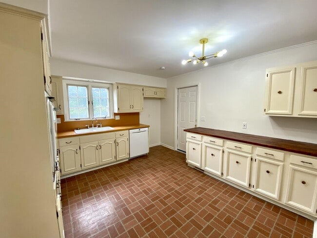 Building Photo - 9136 Switzer St