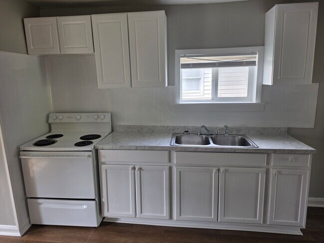 Building Photo - 2 Bedroom 1 Bath House in Southwest Roanoke