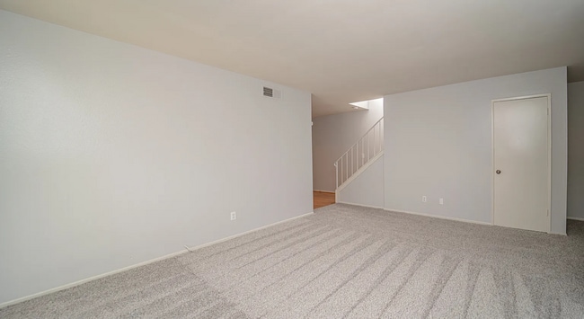 Building Photo - Beautiful 4 Bd Townhouse