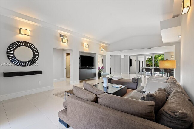 Building Photo - 122 E 2nd Ct