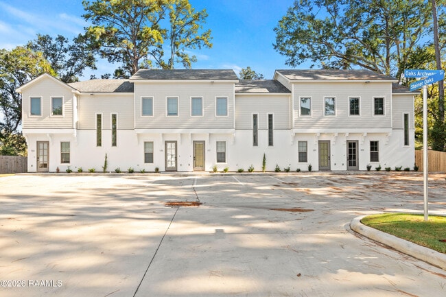 Building Photo - 105 Steiner Oaks