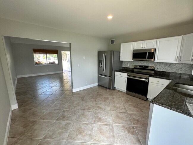 Building Photo - 17 Tara Lakes Dr E