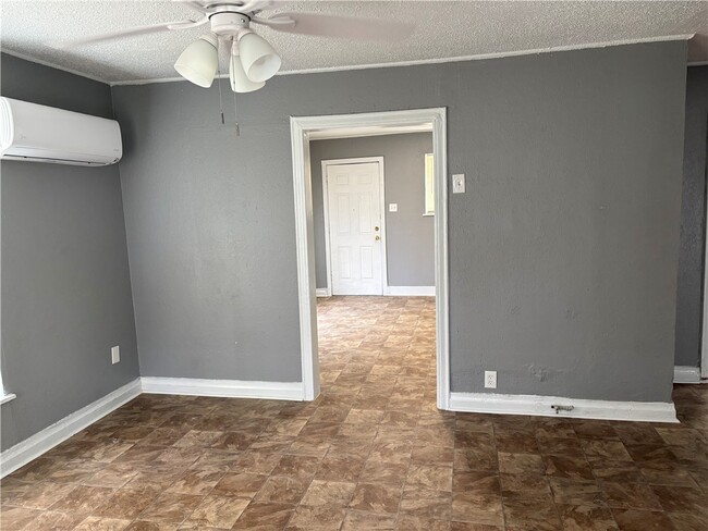 Building Photo - 701 W Lakeside Dr