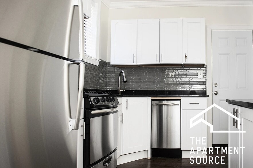 Building Photo - 3841 N Greenview Ave