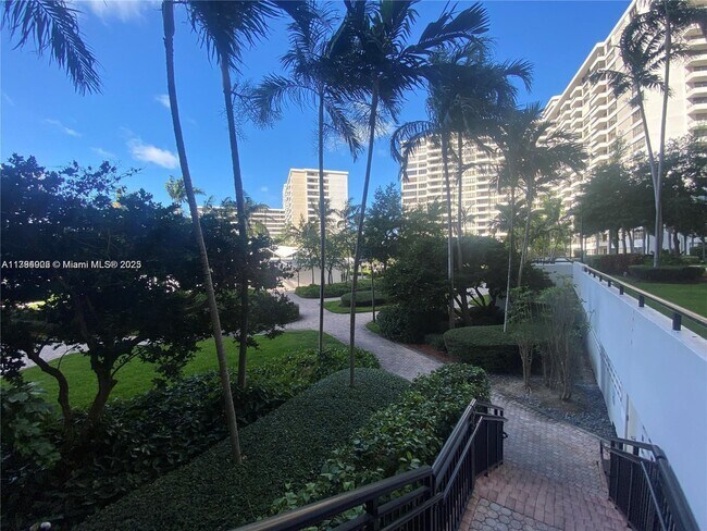 Building Photo - 2500 Parkview Dr