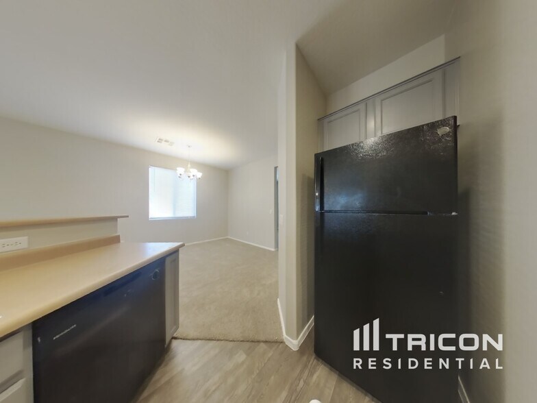 Building Photo - 6410 S 72nd Ln