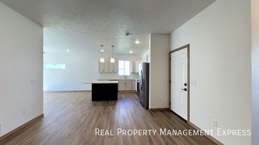 Building Photo - Modern 3 Bed, 2.5 Bath Townhome in West Sioux Falls