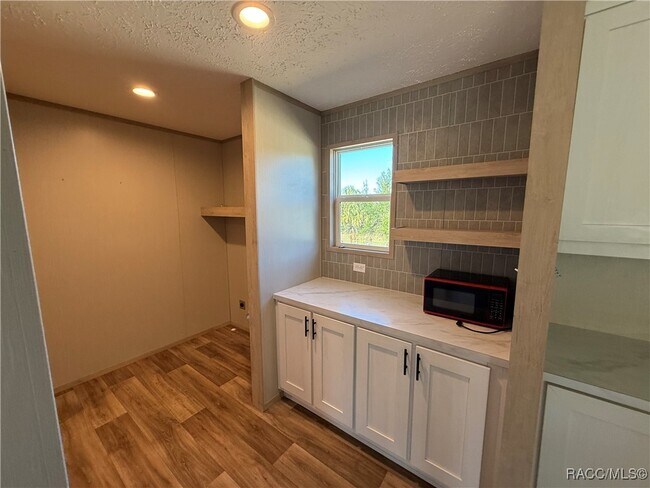 Building Photo - 5469 W Grovepark Rd