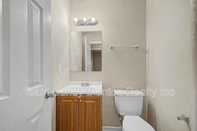 Building Photo - 560 N 72nd Ave