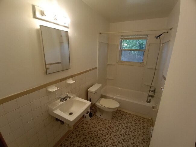 Building Photo - 1346 Strand St