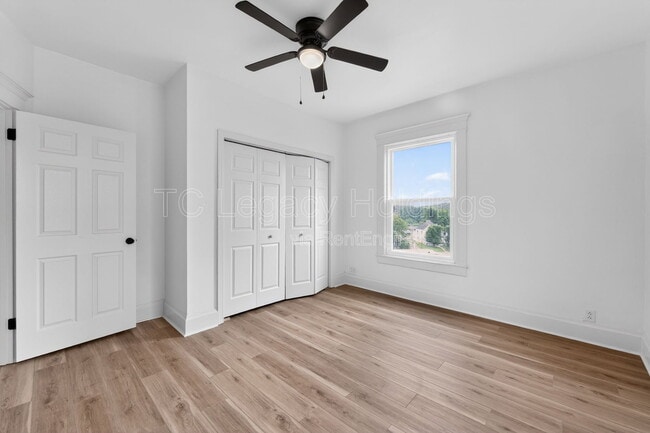 Building Photo - 1527 Farland Ave