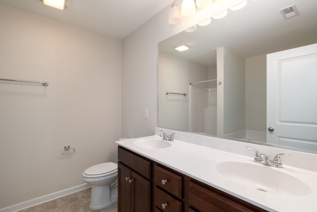 Building Photo - Beautiful 4 bedrooms, 2 1/2 bathrooms Kern...