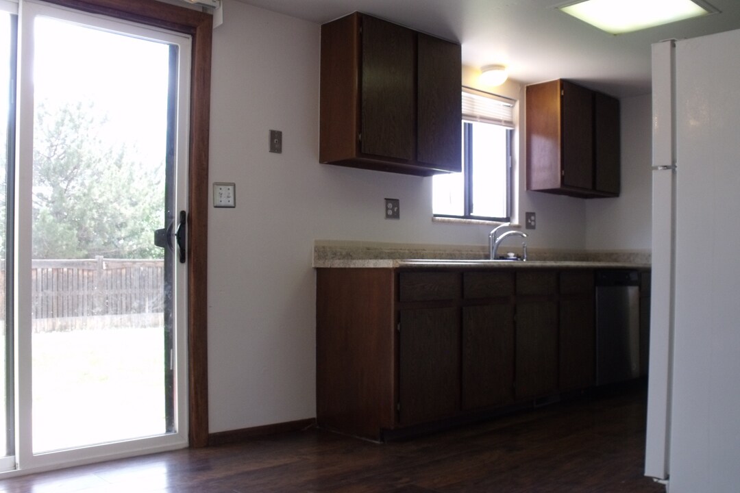 Kitchen - 4482 North Grant Avenue