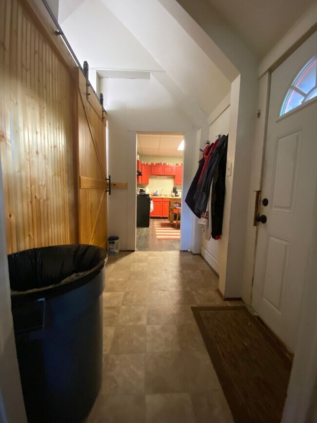 Building Photo - Large Home in Elm Heights - Available July...