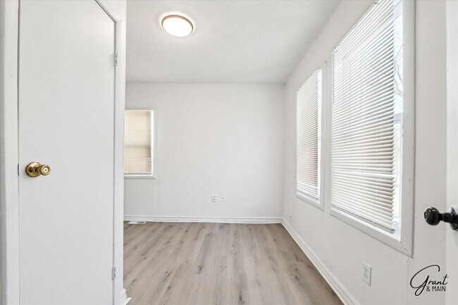 Building Photo - 2615 Emmons Ave