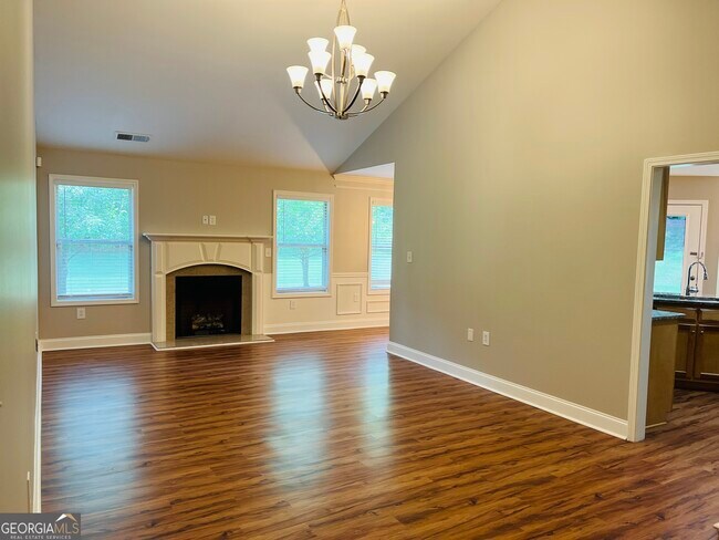 Building Photo - 5750 Crest Hill Dr NE