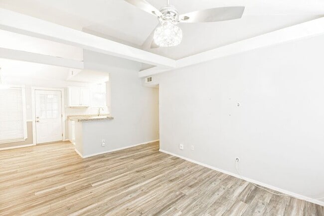 Building Photo - 10590 High Hollows Dr