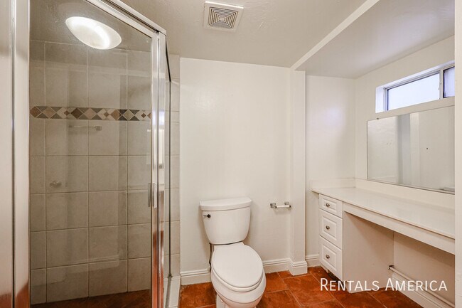 Building Photo - 4824 N Woodmere Fairway