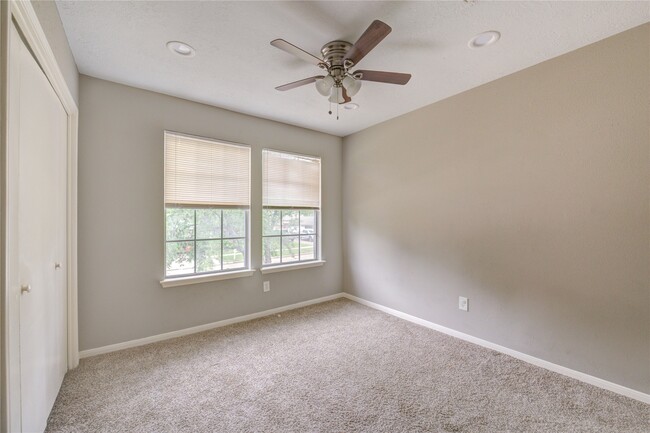 Building Photo - 15403 Meadow Village Dr